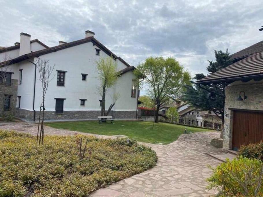 Un Encanto De Duplex Jaca Luaran gambar